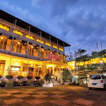 The Victoria Guesthouse Bandung Eksteriør billede